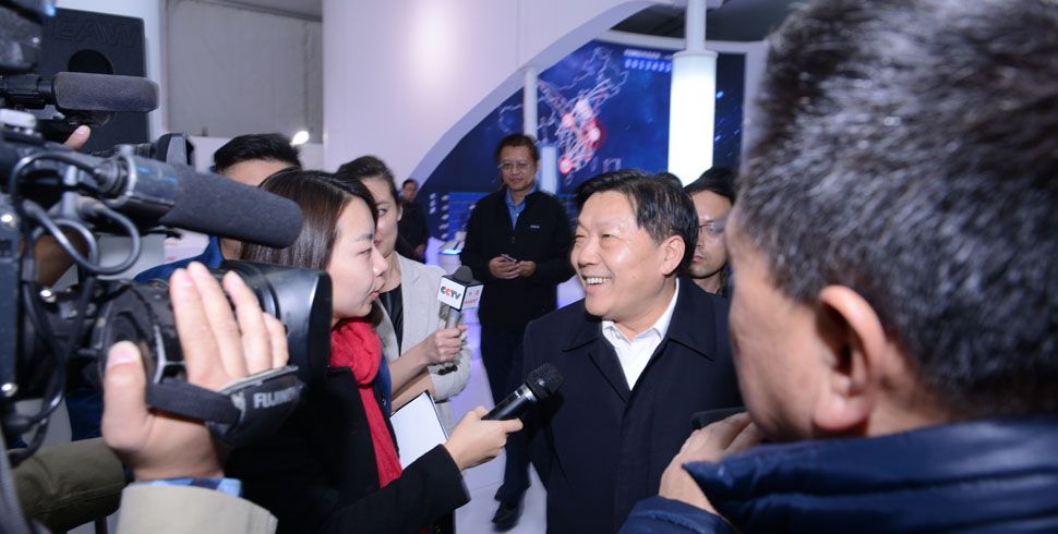 鲁炜部长与媒体记者交流