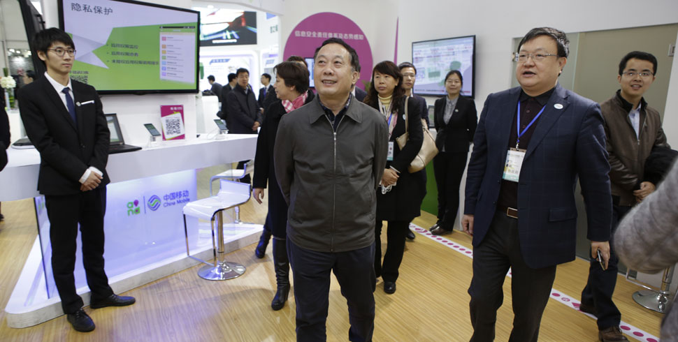 任贤良部长参观中国移动公司展台