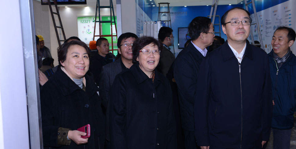 王秀军部长慰问展台搭建工作人员