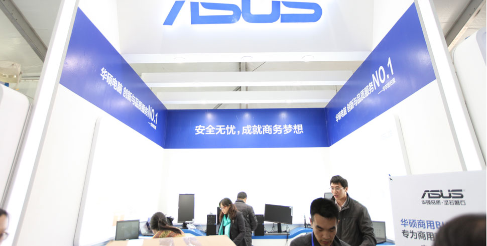 华硕展台为群众提供大量网络安全宣传册