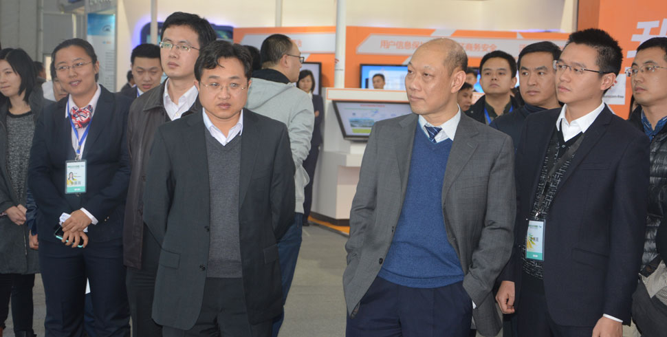 中国人民银行科技司司长王永红在体验展现场