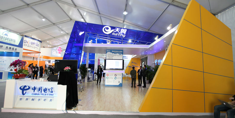 中国电信展台吸引了不少咨询通信安全的参展群众