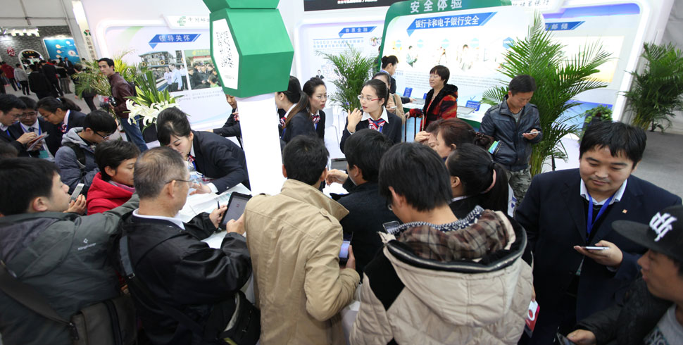 展台面前人头攒动