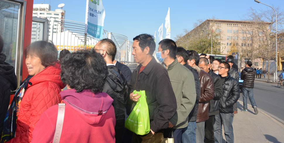 想去参观体验展的群众排起了长队