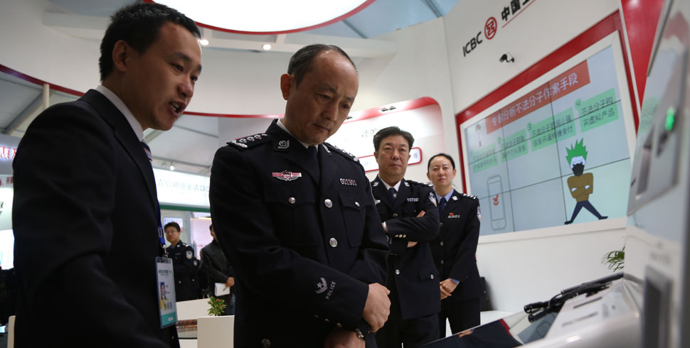 网络安全保卫局局长顾建国参观体验展