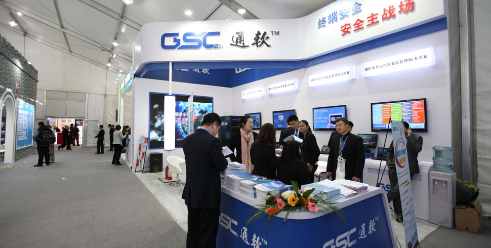 通软工作人员耐心回答观众提问