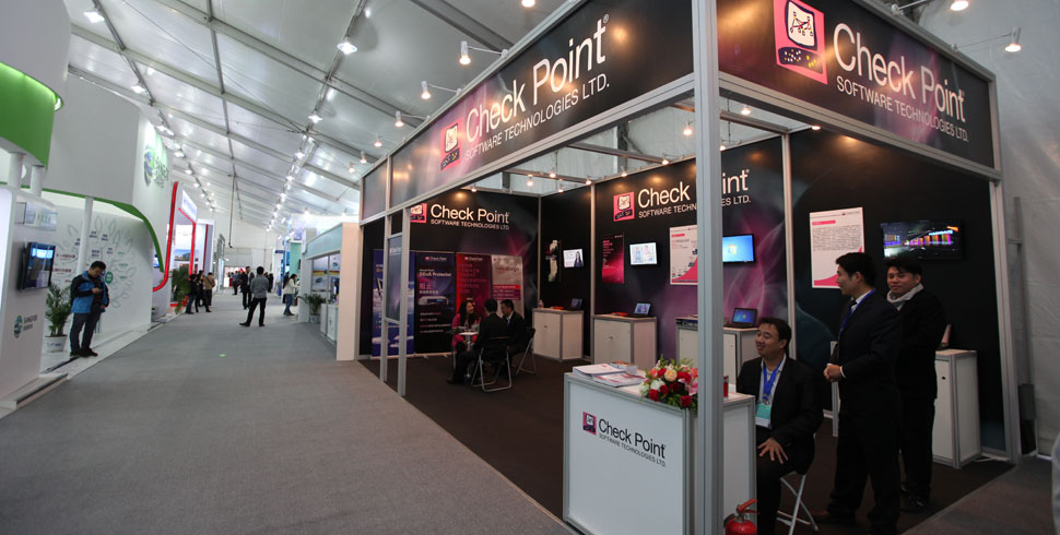 体验展工作人员早早到场，静候开展