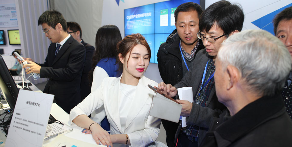 腾讯礼仪小姐热情与群众互动