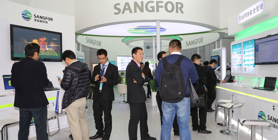 深信服的工作人员和观众愉快交流