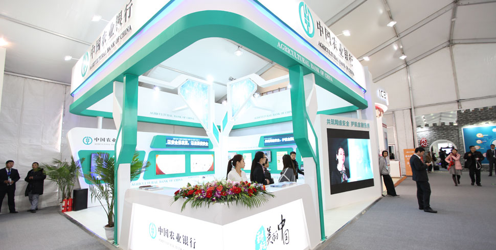 农业银行工作人员在等待开展