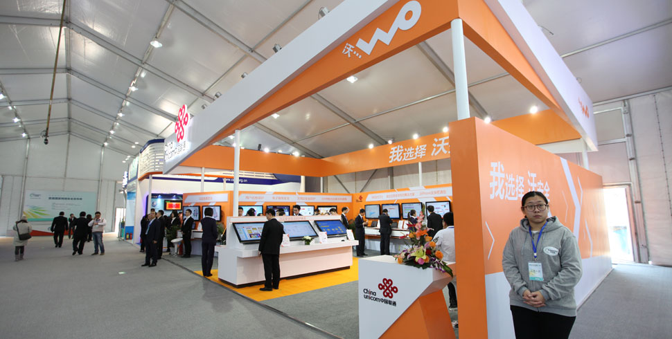 联通设置那么多台互动体验屏真是有钱又任性