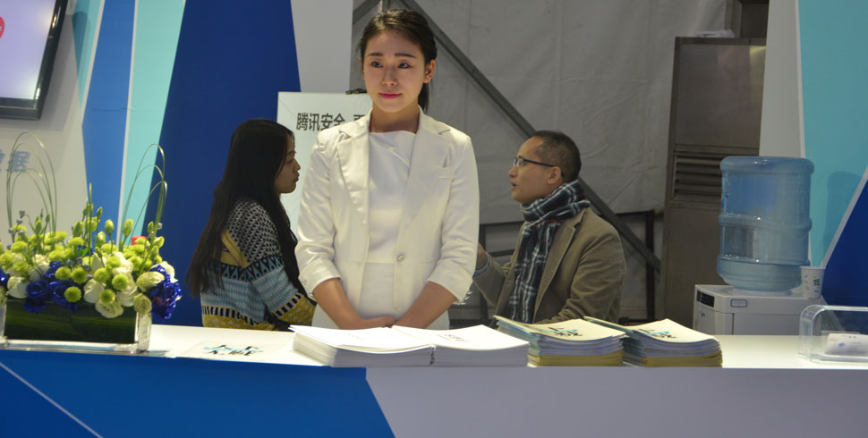 礼仪小姐整装等待前来咨询的观众