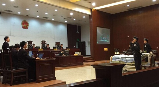 &ldquo;杭州7&middot;5公交纵火案&rdquo;庭审 被告躺病床上出庭