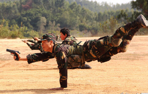 解放军特战女兵秀绝活：单手撑地射击(组图)