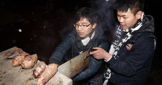 郑州大四男生雪夜卖烤红薯 最多一天赚600元