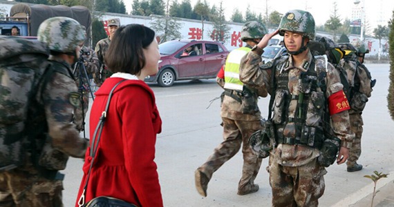 部队路过家门 军嫂与军人丈夫相聚2分钟
