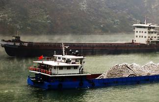 湖北宜昌长江江面水气飘渺如画卷