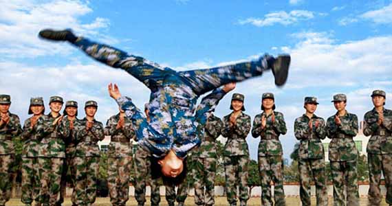 驻港部队95后女兵功夫了得：玩空翻耍棍棒