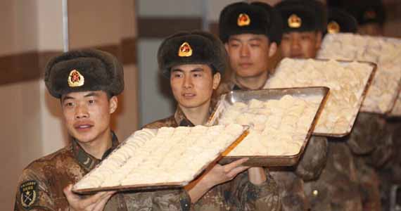黑河边防战士包饺子 零下25度半小时变&ldquo;速冻水饺&rdquo;