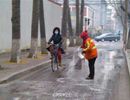环卫女工守护结冰路面7小时