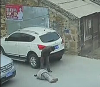 老人路边摔倒8分钟内无人扶 遭碾压拖行