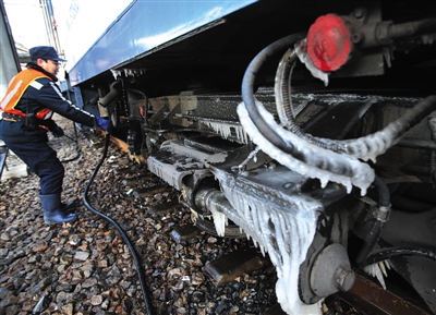 火车上水工：碎石道上每天来回30公里