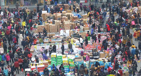 北京百荣大火后 商户摆地摊甩卖浸水鞋