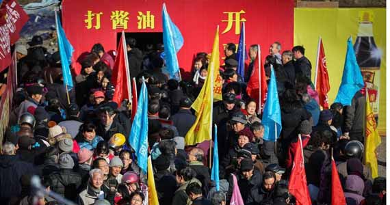 江苏万人排队&ldquo;打酱油&rdquo; 最多一人打了700斤