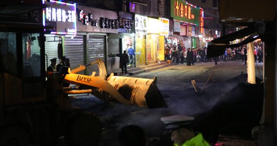 南宁一沥青运输车侧翻 街边小孩遭掩埋