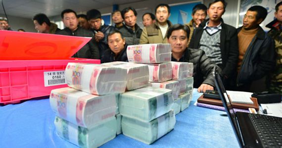 上海一建筑工地堆200万现金为农民工发工资