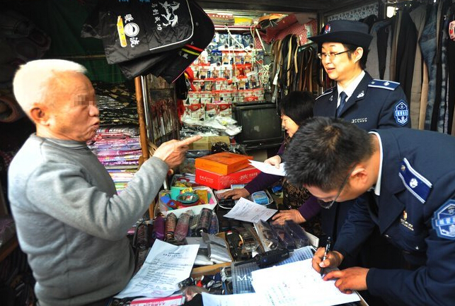 城管与“地摊王”拉锯战14年 用真情将其劝离