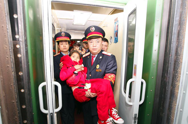 小女孩突发疾病 杭州开往成都列车上演生死急救