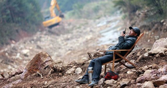 图片故事：躺在椅子上修路的肝癌中晚期患者