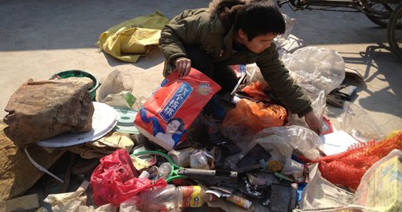 白血病父亲一期治疗15万 9岁男孩拾荒救父