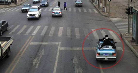 “黑出租”顶交警跑1公里甩到车下