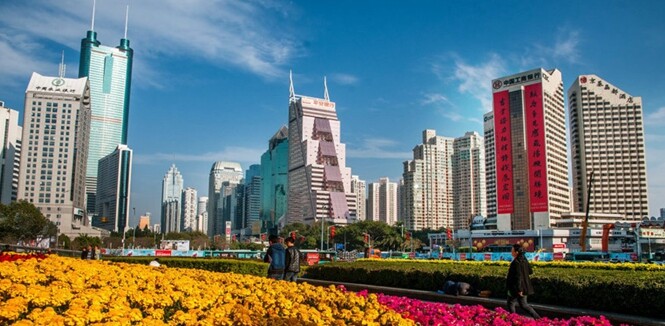 深圳现巨幅春联 高70米重逾千斤