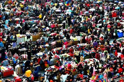 杭州市场节前甩货引市民大采购 场面震撼