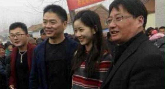 刘强东奶茶妹回老家 发千万红包市领导陪同