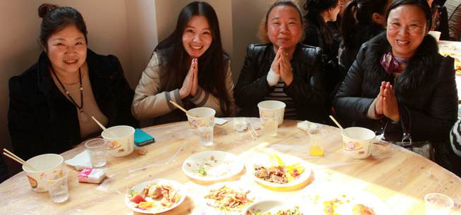 武汉：市民归元寺里吃年饭