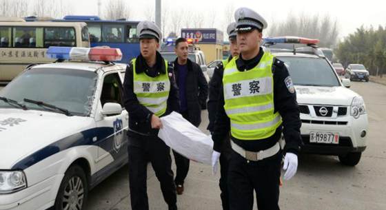 老板携500万现金出车祸 三地警方接力护送