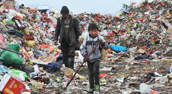 贵州儿童随拾荒父母垃圾场过春节