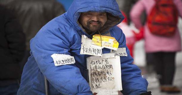 吉林一乞丐街头征婚 全身挂牌拄拐求爱