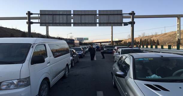 公路返程高峰提前到来 京藏高速拥堵10余公里