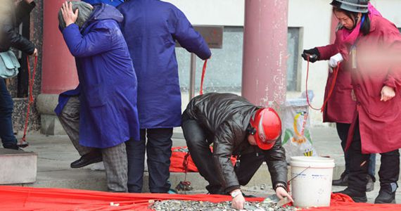 武汉归元寺天降&ldquo;硬币雨&rdquo; 工作人员戴头盔清理