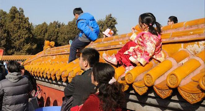 北京庙会垃圾遍地 文物古迹遭攀爬踩踏