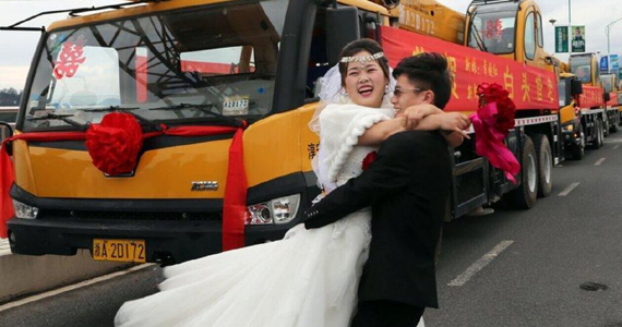 杭州现壮观起重机迎亲队伍 每辆价值90万