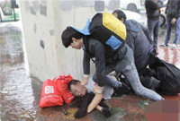 广东佛山：男子车站抢手机被市民合力制服 图