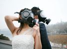 杭州新人带防毒面罩拍婚纱照提倡环保