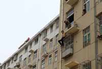 男子醉酒欲跳楼被消防官兵救下