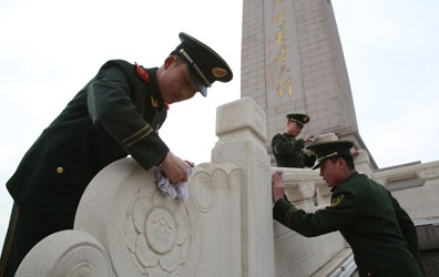 武警官兵清洁天安门广场迎接两会